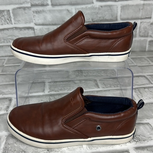 Nautica boys dark brown‎ leather slip on shoes. Size 4. Gently used condition. - Picture 3 of 7